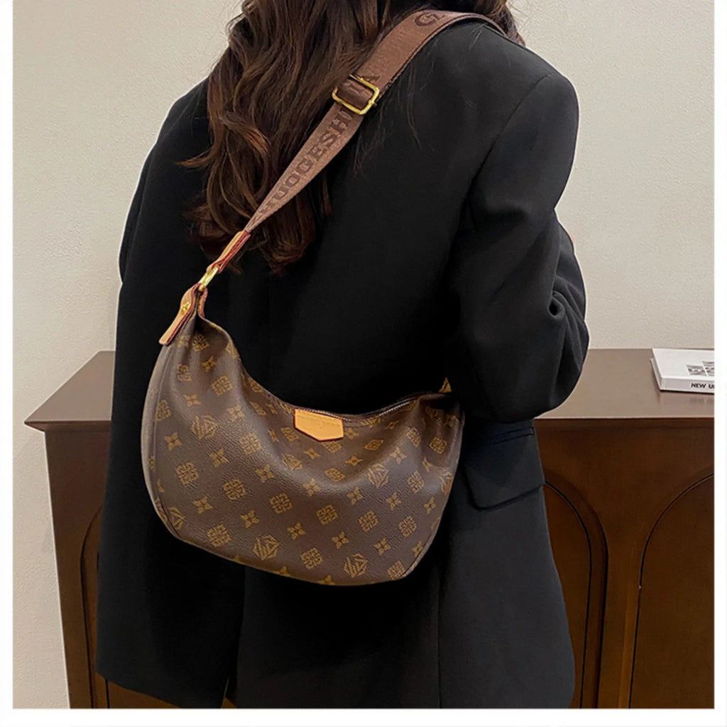 حقيبة نسائية بطابع كلاسيكي مزخرف بالزهور، تُحمل تحت الإبط أو على الكتف، بتصميم عصري وأنيق