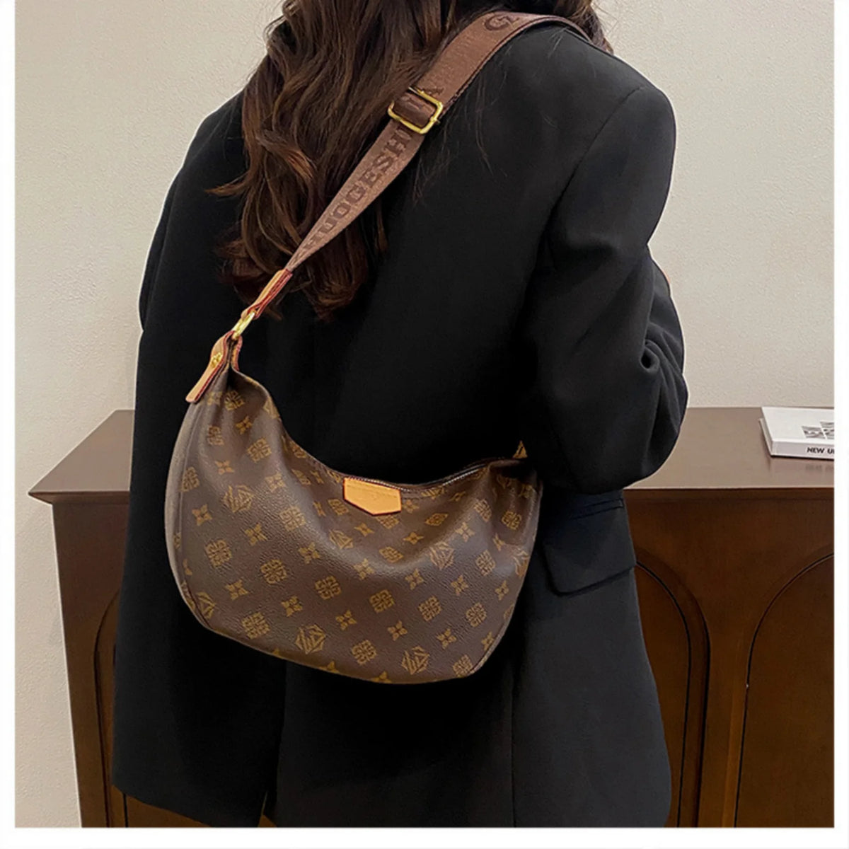حقيبة نسائية بطابع كلاسيكي مزخرف بالزهور، تُحمل تحت الإبط أو على الكتف، بتصميم عصري وأنيق